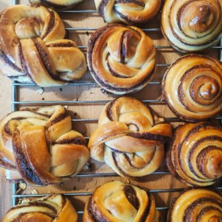 roulés à la cannelle sur une grille