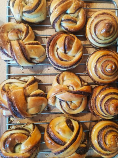 roulés à la cannelle sur une grille